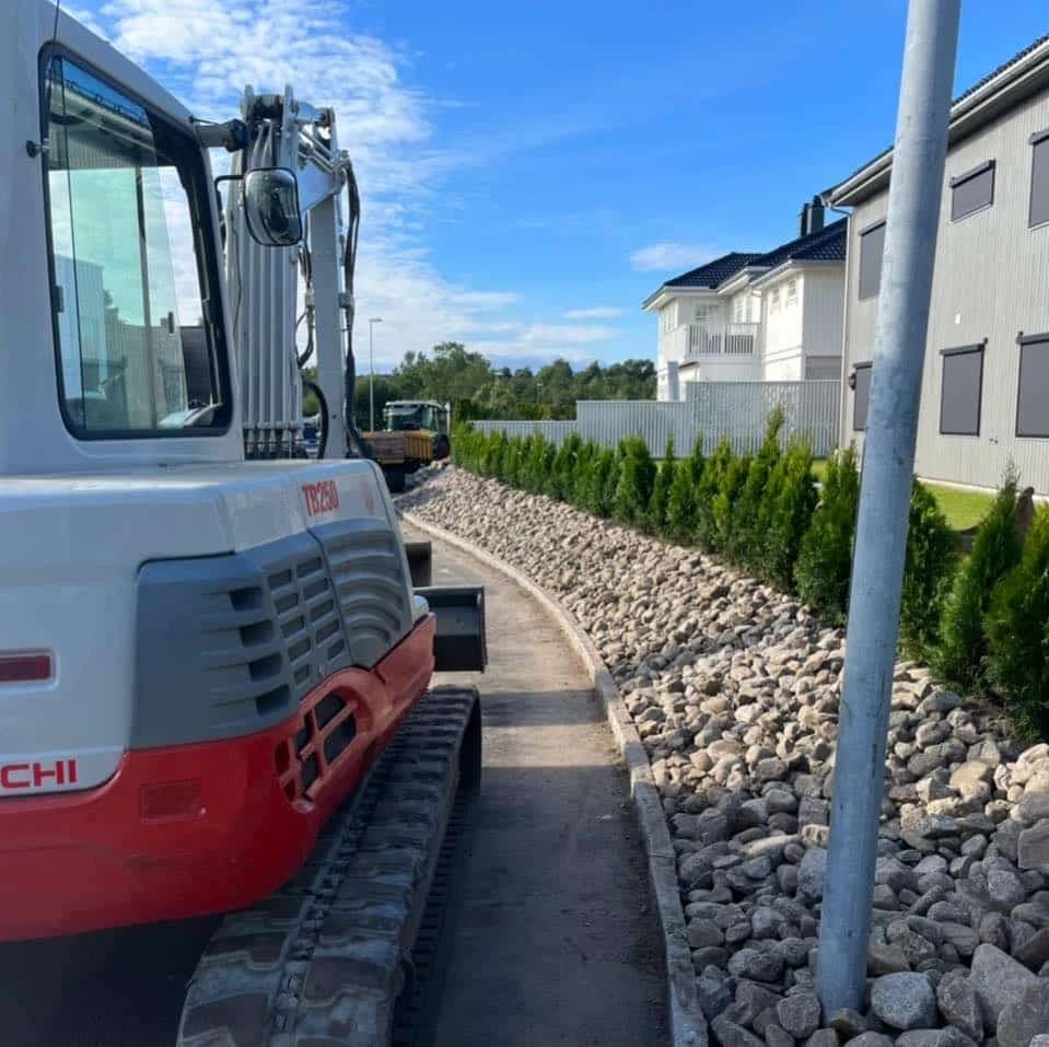 Dreneringsarbeid ved en grunnmur. Arbeidsfoto som viser situasjonen; ikke en stedfestet kundereferanse.